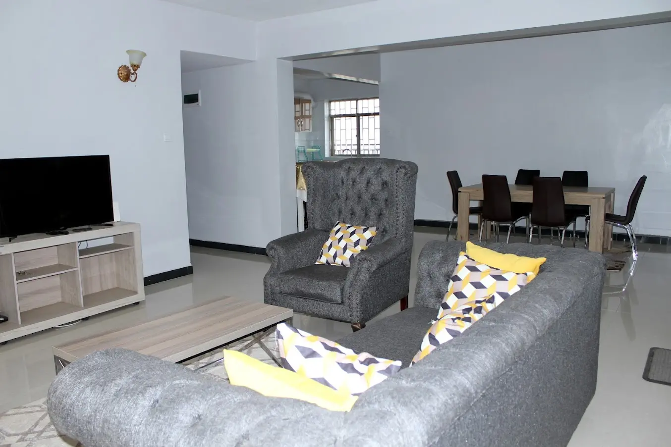 2 bedroomed penthouse plus SQ to let in Lavington