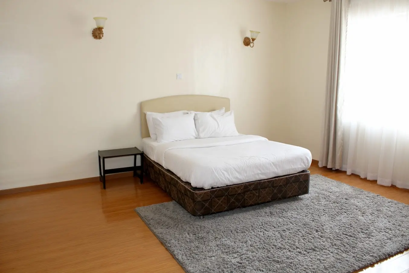 2 bedroomed penthouse plus SQ to let in Lavington