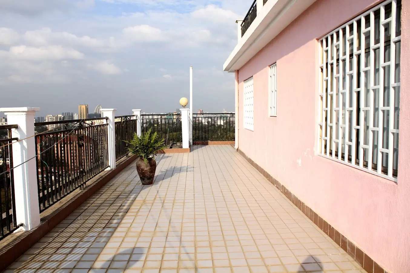 2 bedroomed penthouse plus SQ to let in Lavington