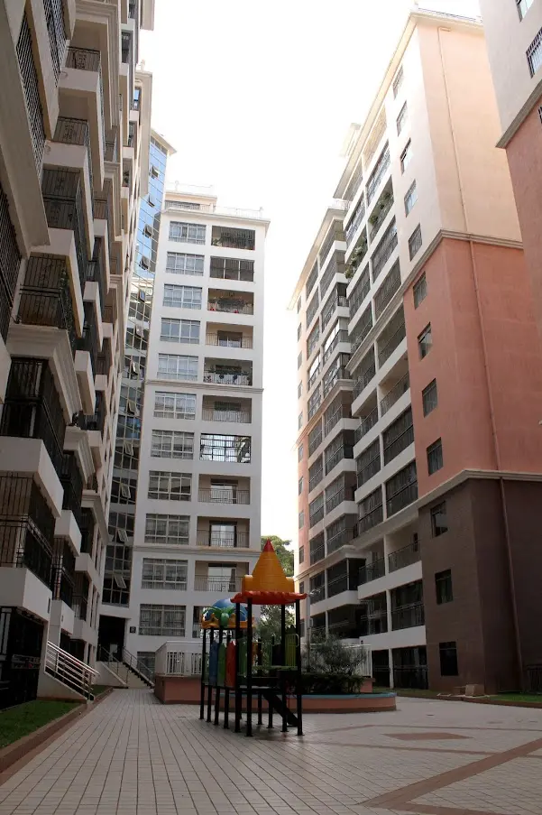 2 bedroomed penthouse plus SQ to let in Lavington