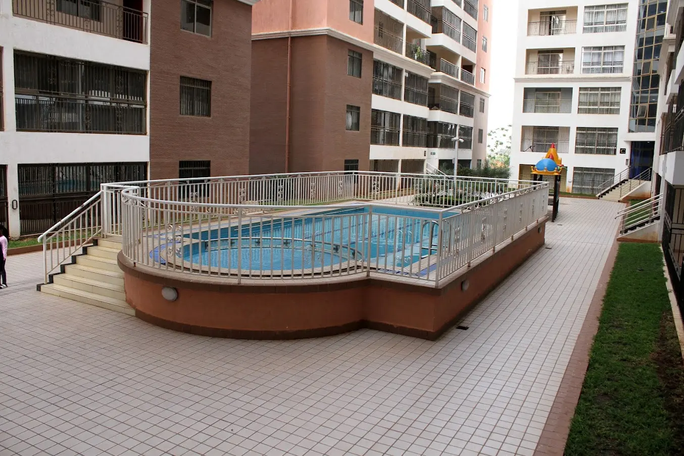 2 bedroomed penthouse plus SQ to let in Lavington