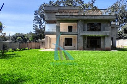 Luxury 4 Bedroom Huse for Sale in Rosslyn
