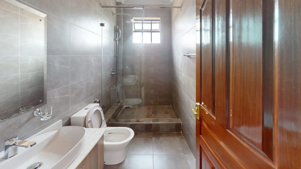 4 bedroom apartment all ensuite in Riverside